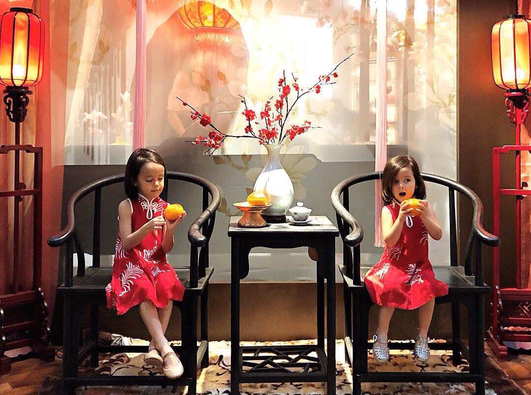 Little girls in traditional Chinese dress