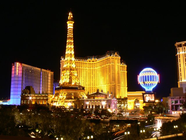 https://commons.wikimedia.org/wiki/File:Las_vegas_hotel_paris.JPG