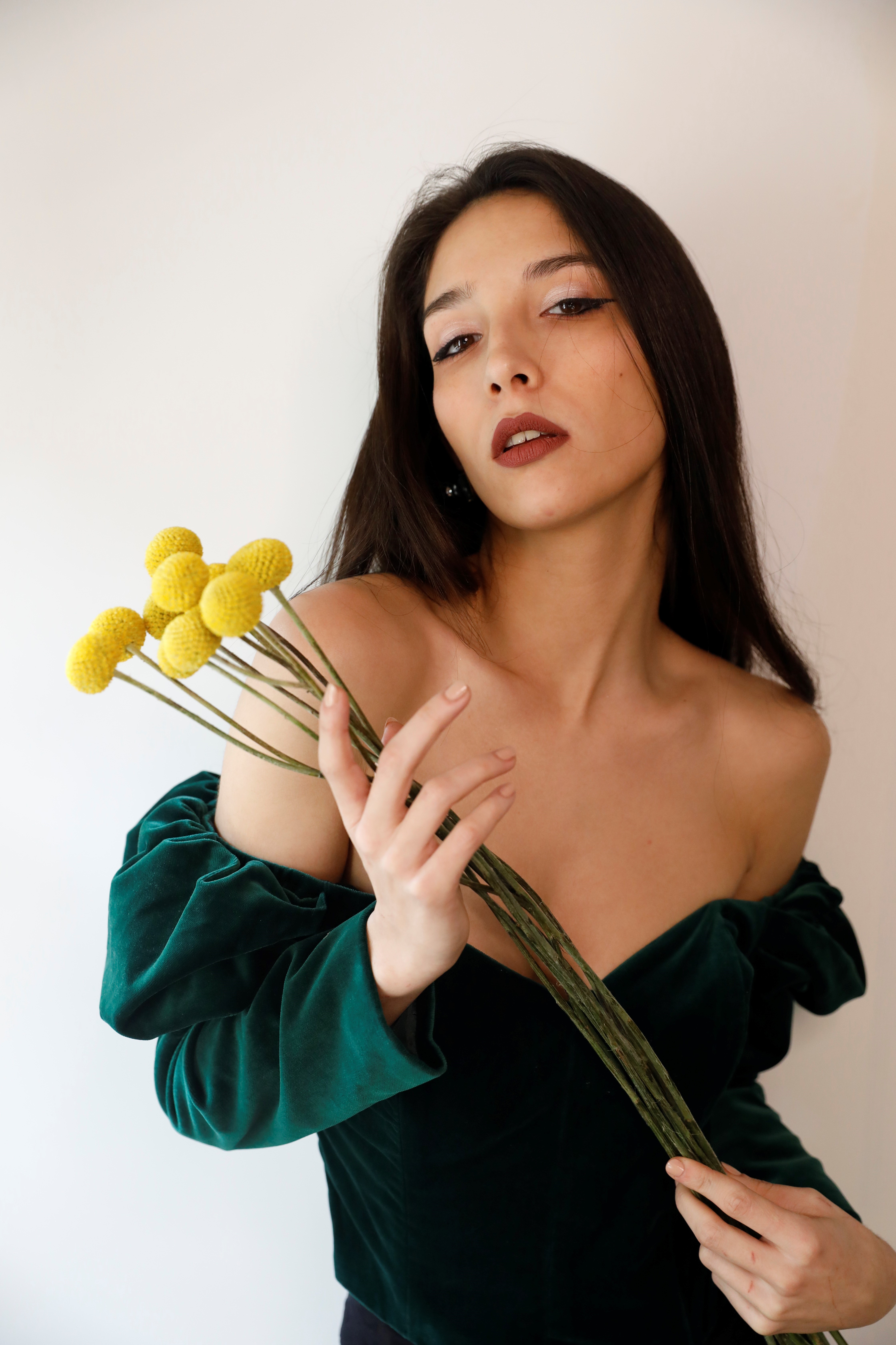 Model with yellow flowers