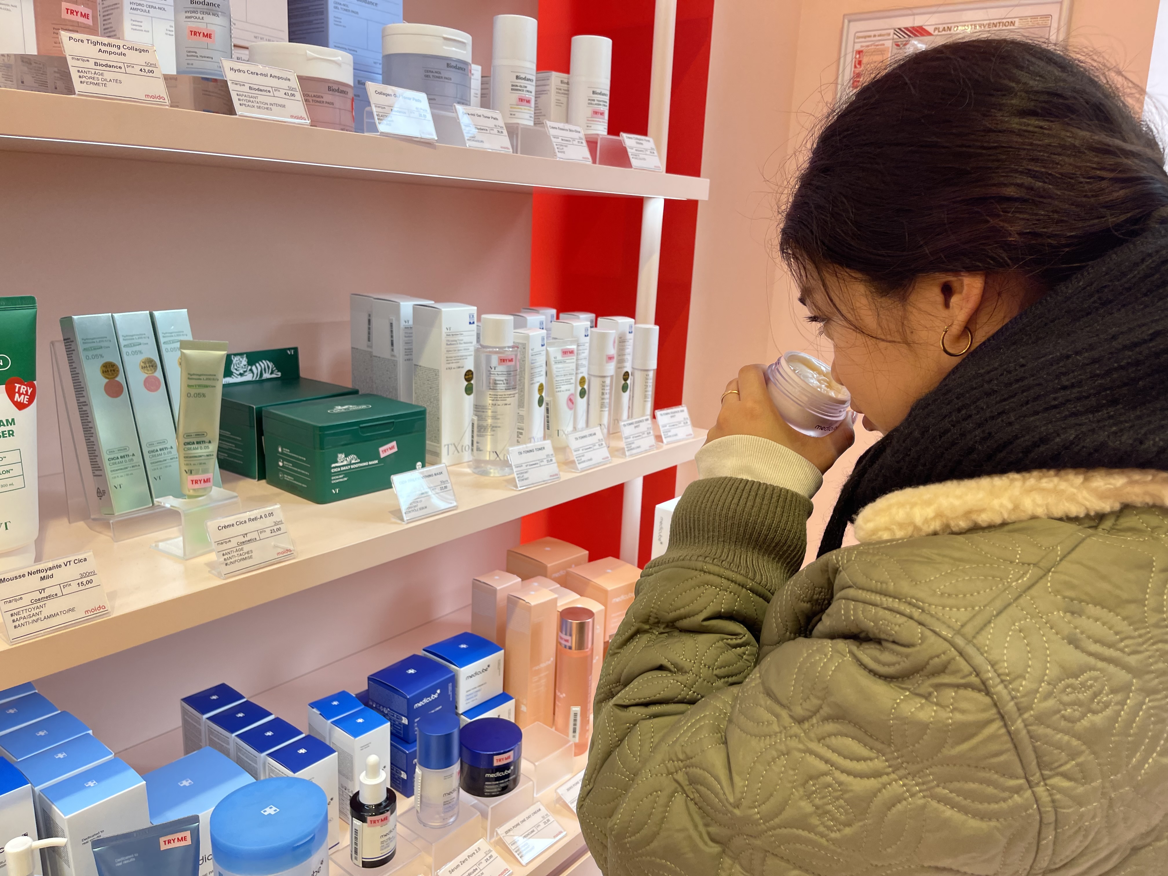 Testing a product in moida K-Beauty / Image credit: Sameerah San Luis