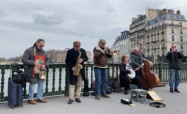Ruby Hishmeh. "Jazz Band on Pont au Change." Personal photograph, 15 Mar 2025..